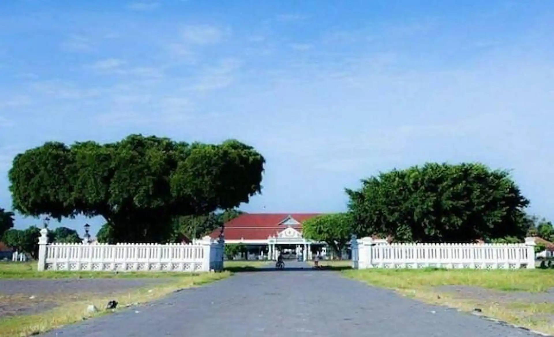 Alun-Alun Utara dengan Latar Keraton