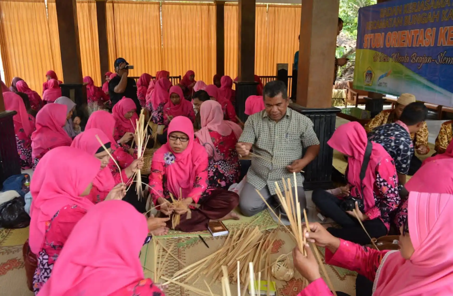 Proses Pembuatan Anyaman Bambu di Desa Wisata Brajan