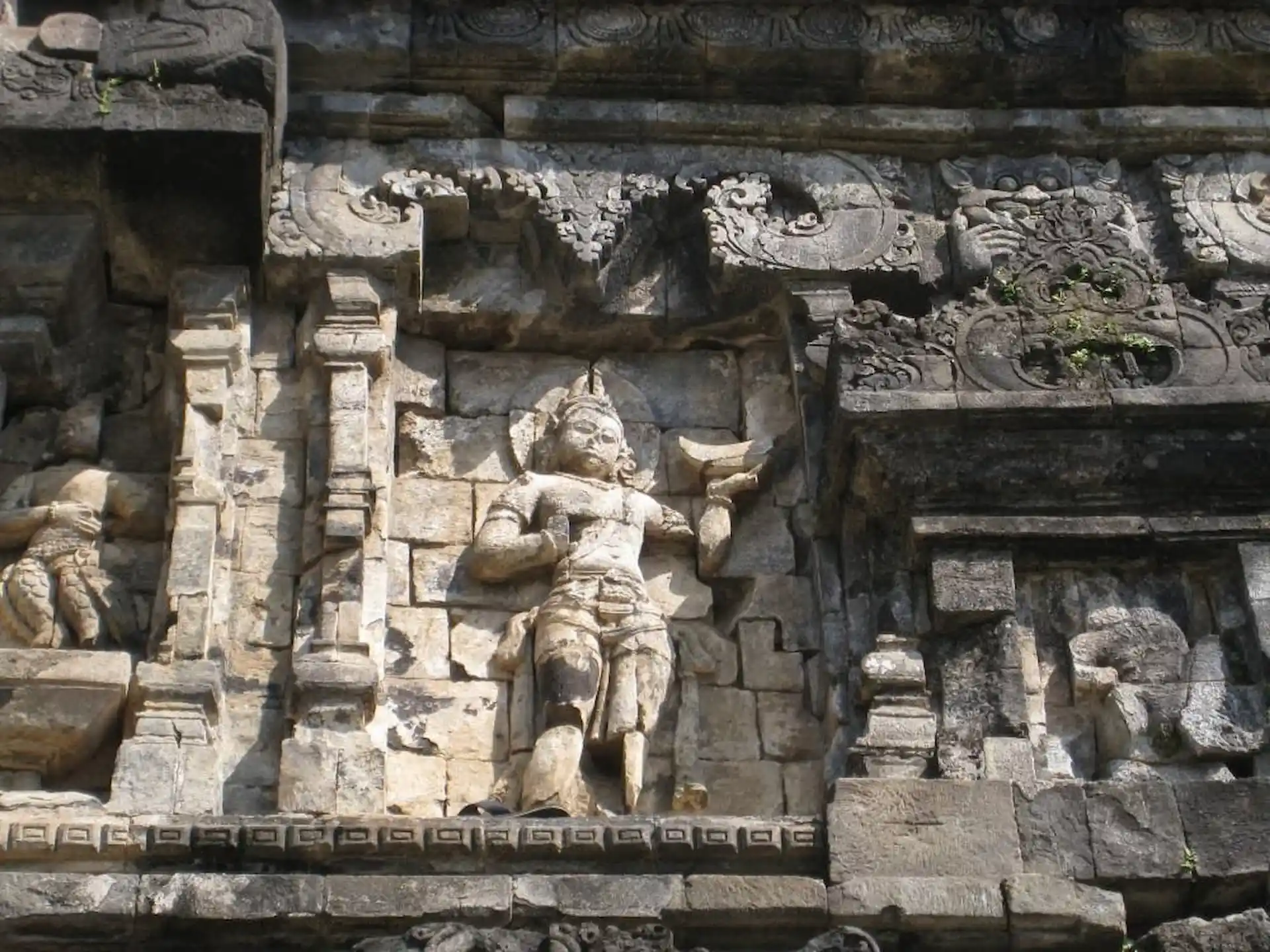 Relief dan Ornamen Candi Sari