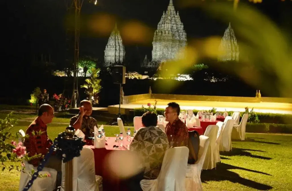 Restoran dengan View Langsung ke Candi Prambanan