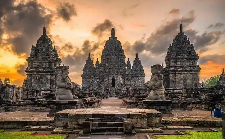 Suasana Candi Sewu Sore Hari