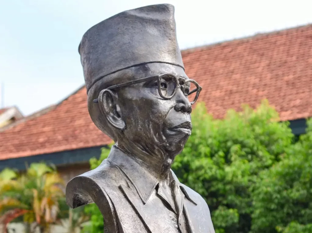 Biografi Singkat Ki Hajar Dewantara