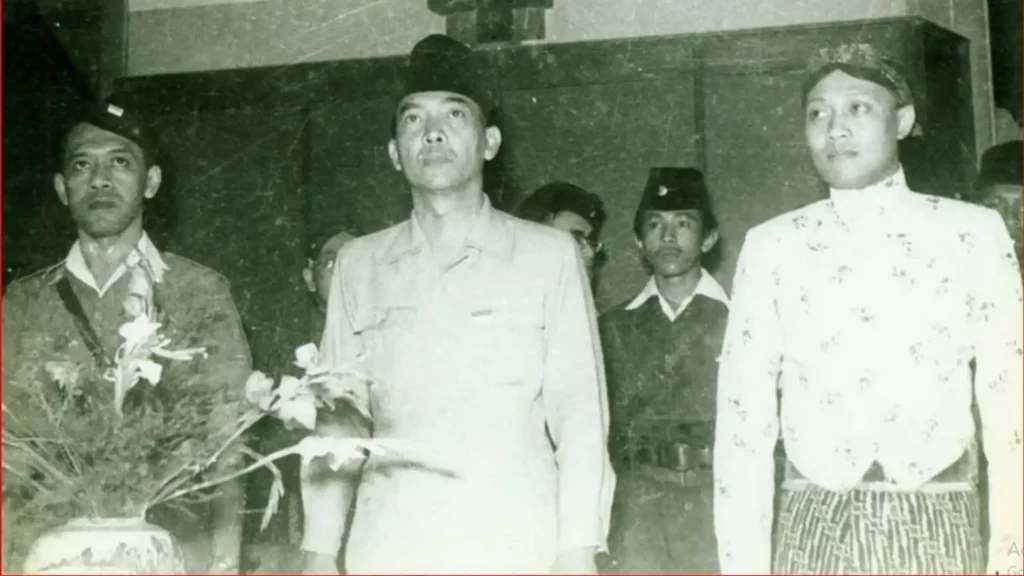 Sri Paku Alam VIII bersama Soekarno dan Sultan Hamengkubuwono IX