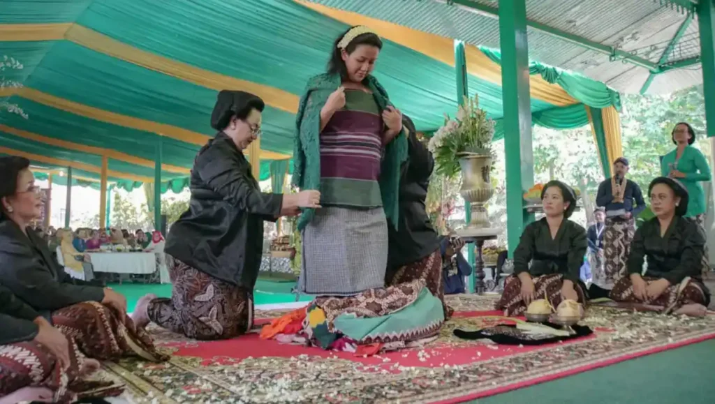 Tradisi Mitoni Khas Keraton