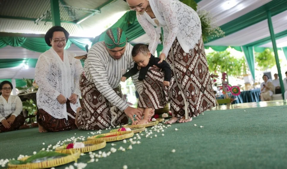 Tedak Siten | Upacara adat yogyakarta