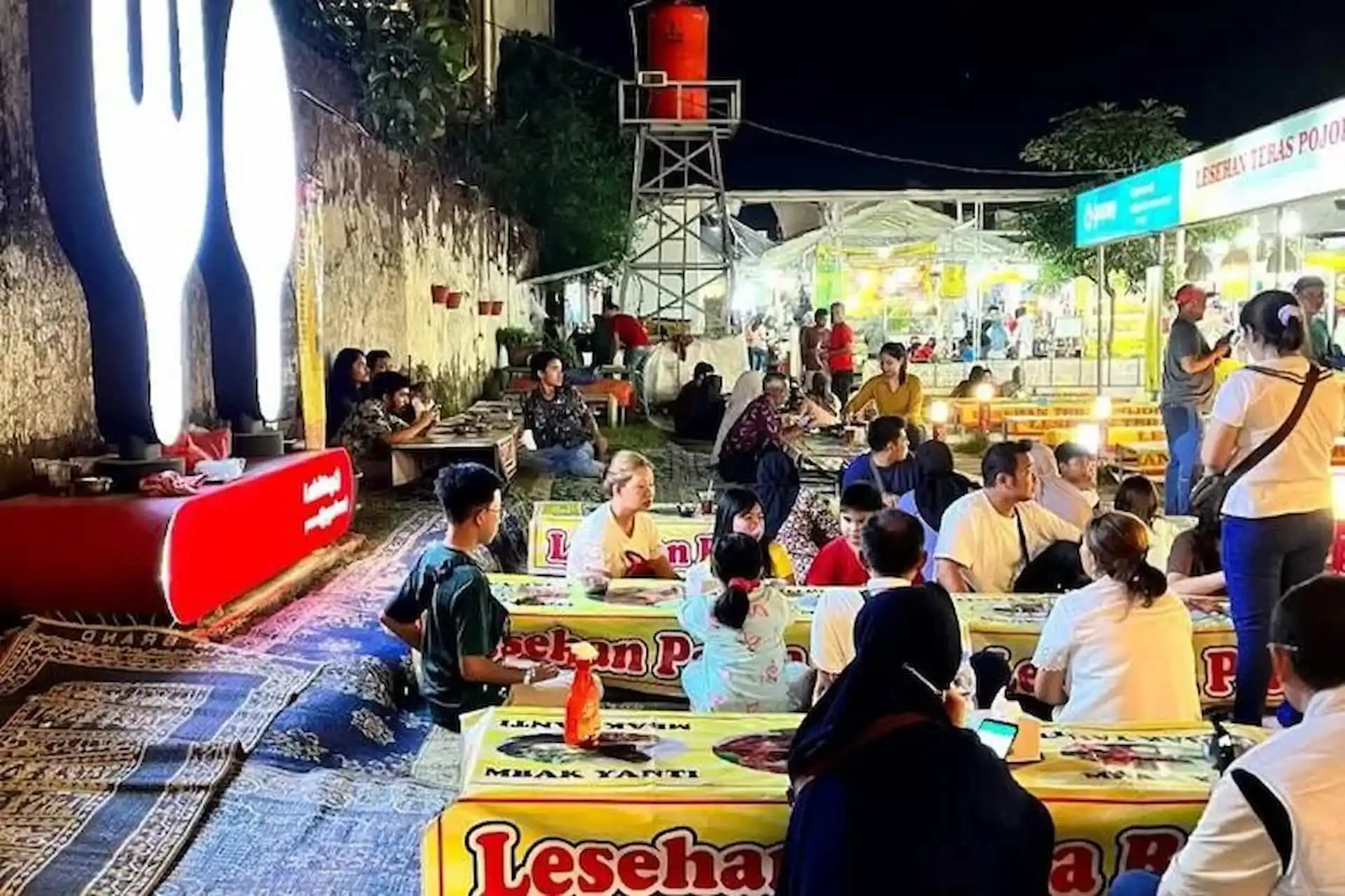Lesehan Sekitar Malioboro Malam Hari