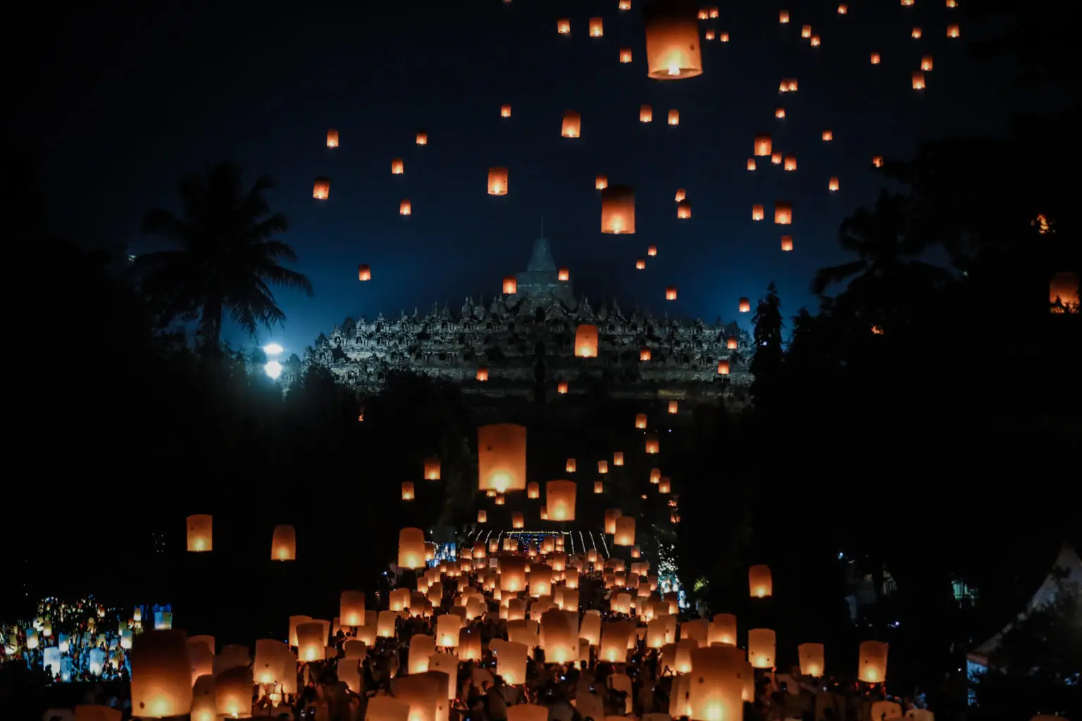 Festival Lampion Waisak Borobudur