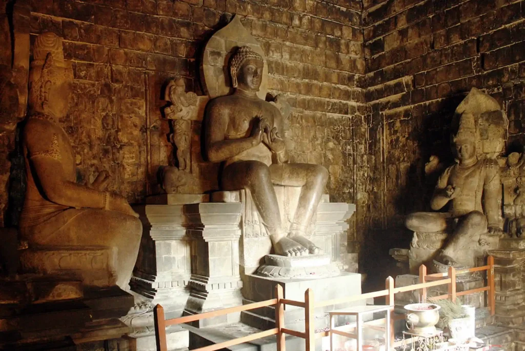 Tiga Arca Buddha Candi Mendut