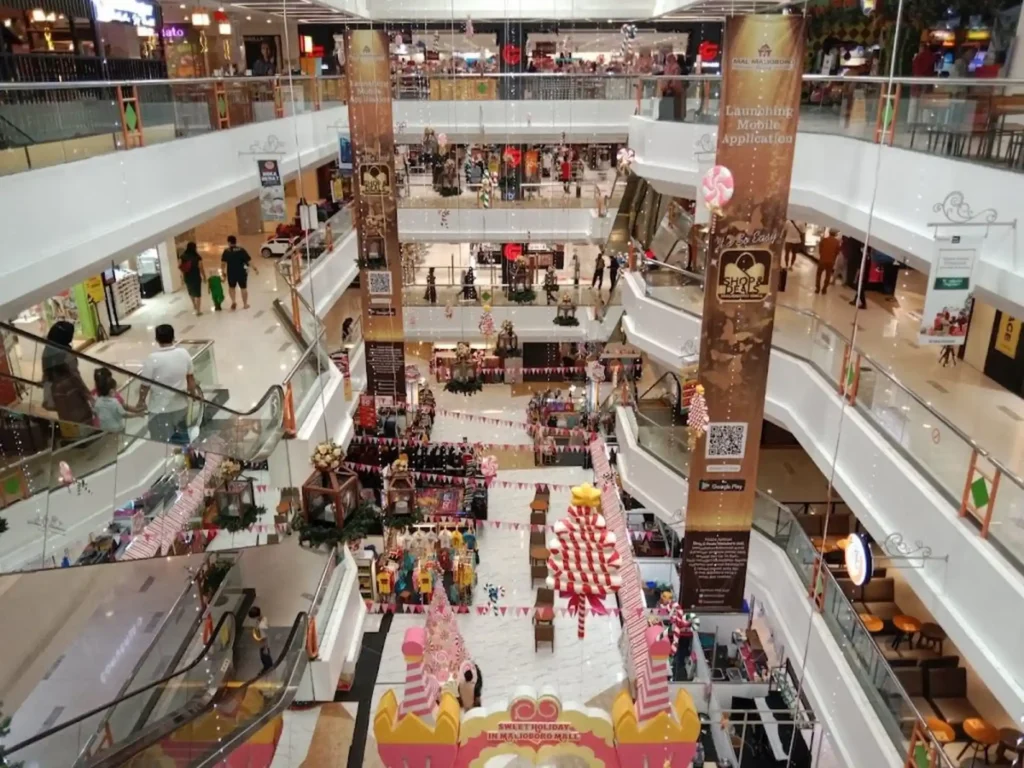 Pengunjung di Plaza Malioboro