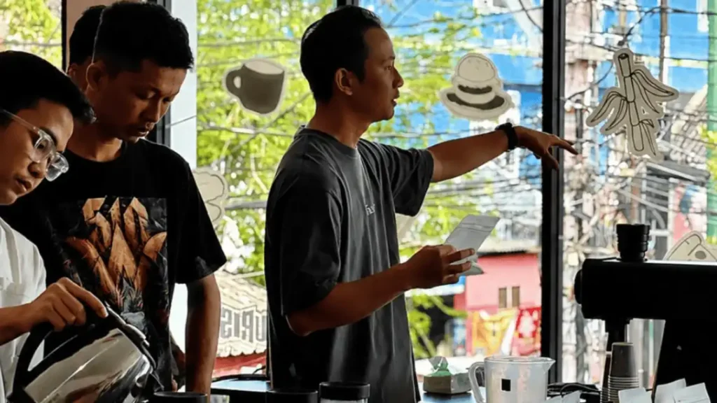 Tenant VRTX | Barista Menyajikan Kopi di VRTX Compound Space