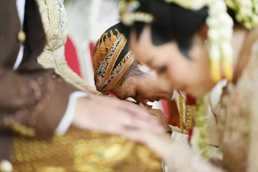 Pengantin Melakukan Rangkaian Sungkeman