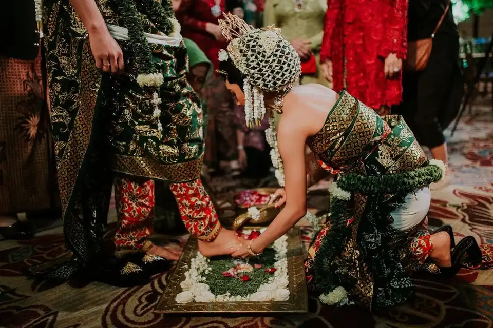 Ritual Menginjak Telur Ayam