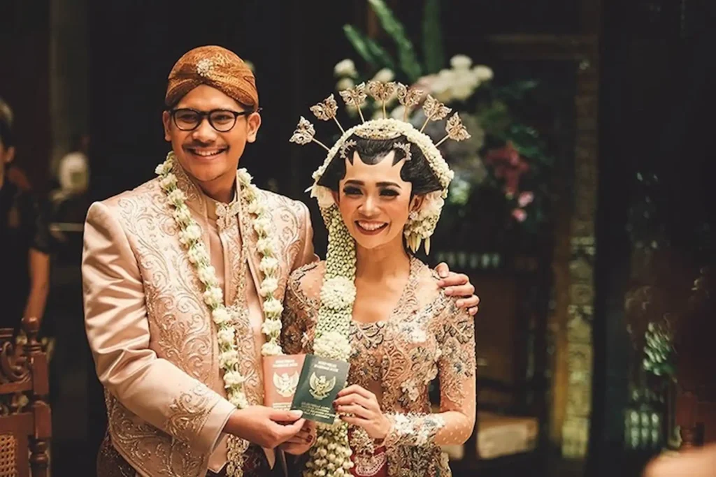 Pengantin Memegang Buku Pernikahan