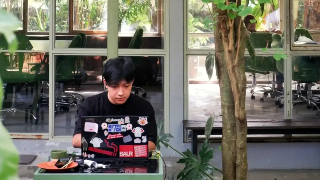 Seseorang WFC di Mr.LIKE Cafe