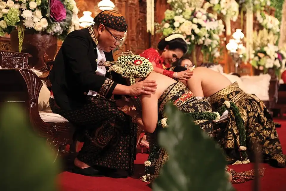 Prosesi Sungkeman Tradisi Nikah Adat Jawa