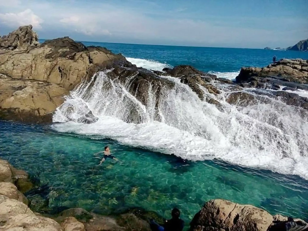 Kolam Alami di Pantai Wediombo