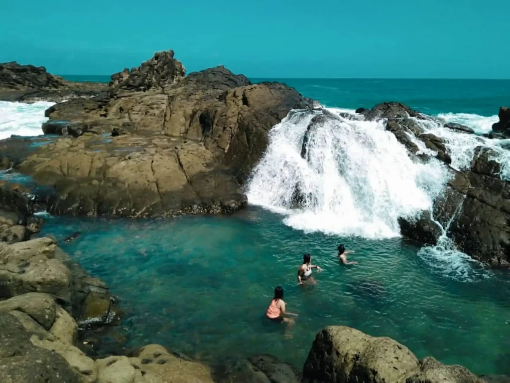 Berenang dan Bermain Air di Pantai Wediombo