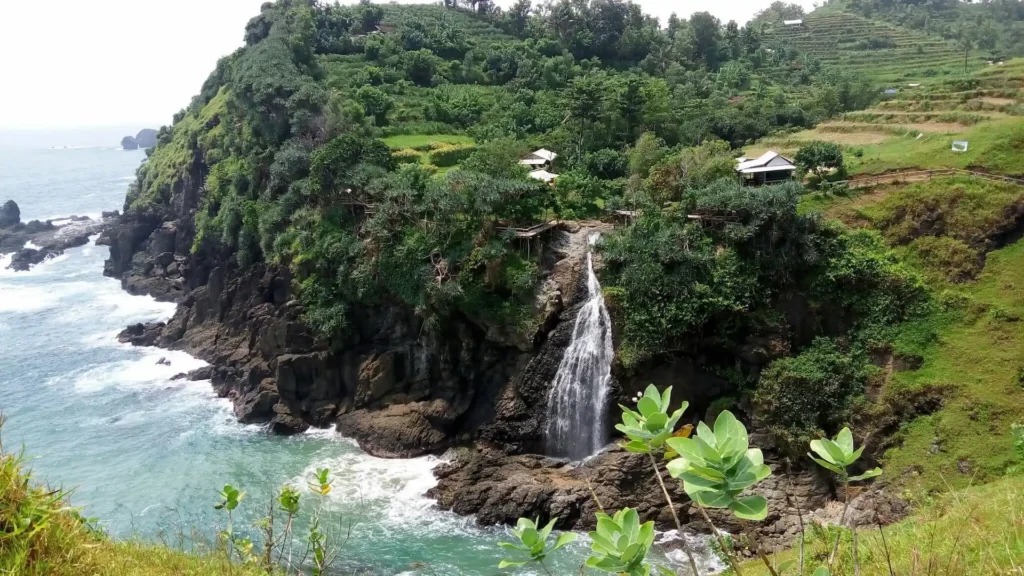 Air Terjun di Bukit Pengilon