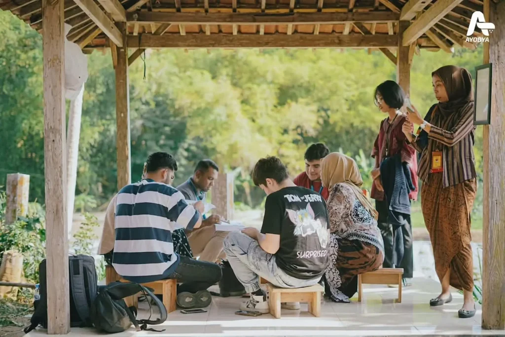Wisatawan Workshop Batik di Kampung Batik Giriloyo