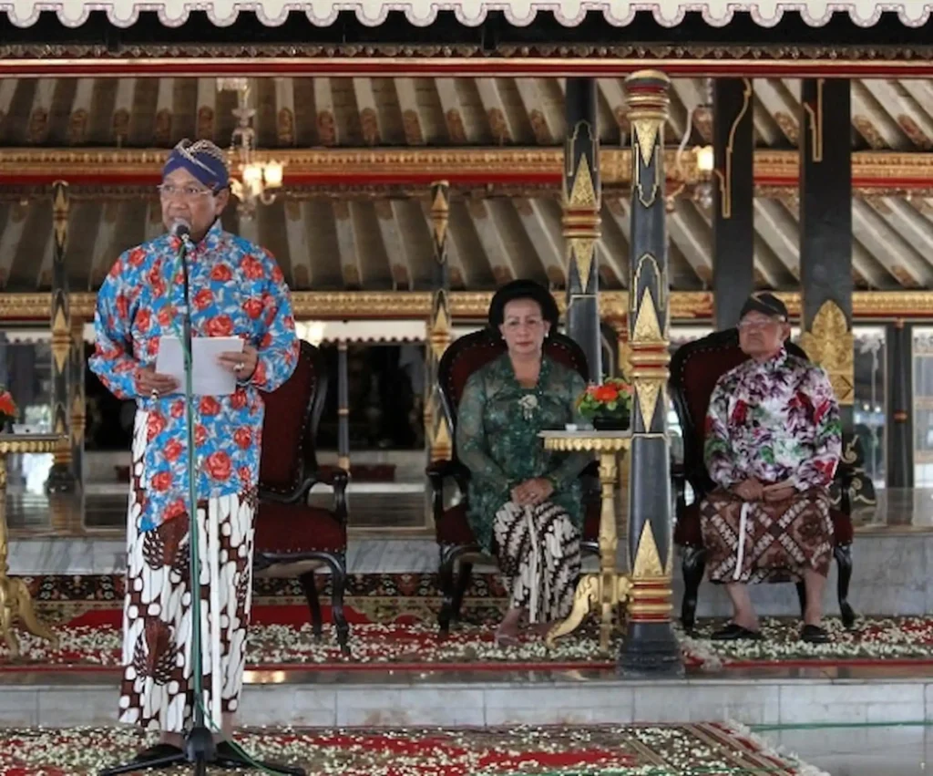 Sultan Hamengkubuwono X dan Istri Memakai Batik Parang