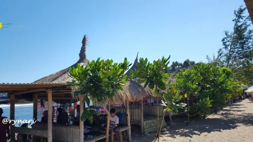 Menikmati Pantai Sadranan di Gazebo