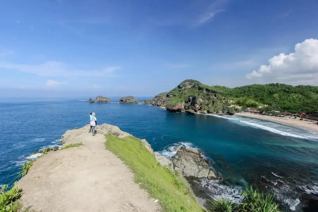 Menikmati Pemandangan Pantai Siung