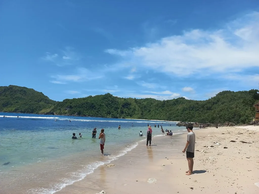 Menikmati Pemandangan Pantai Wediombo