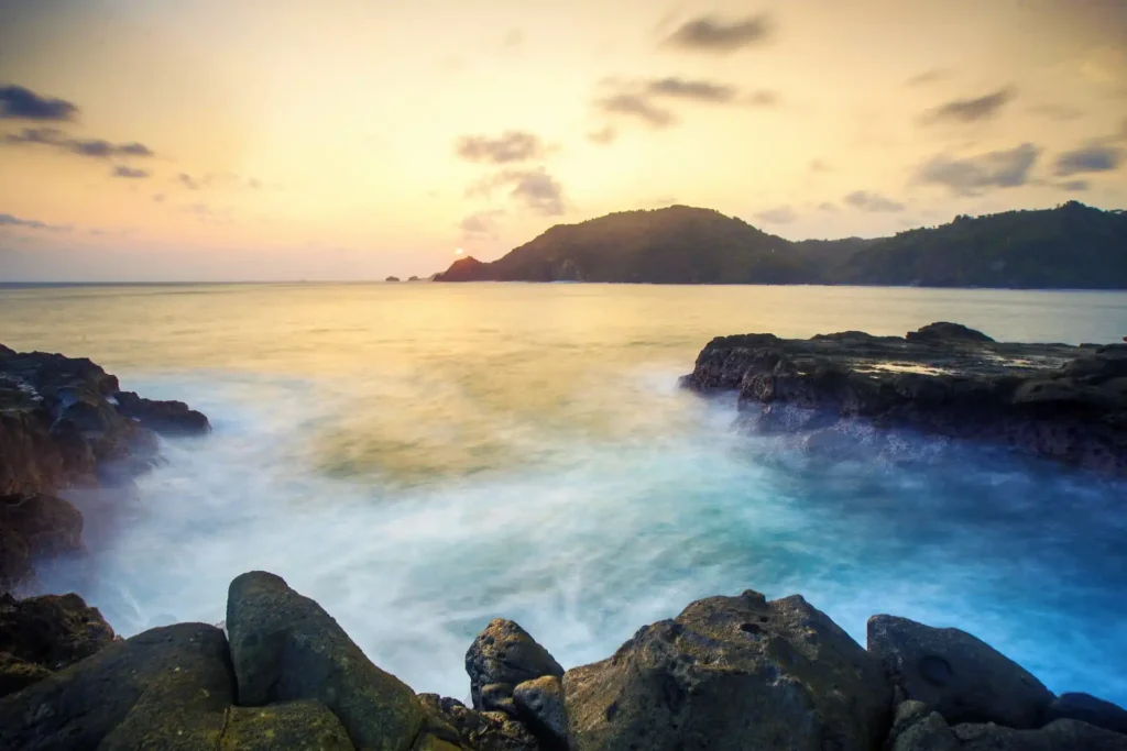Sunset di Pantai Wediombo
