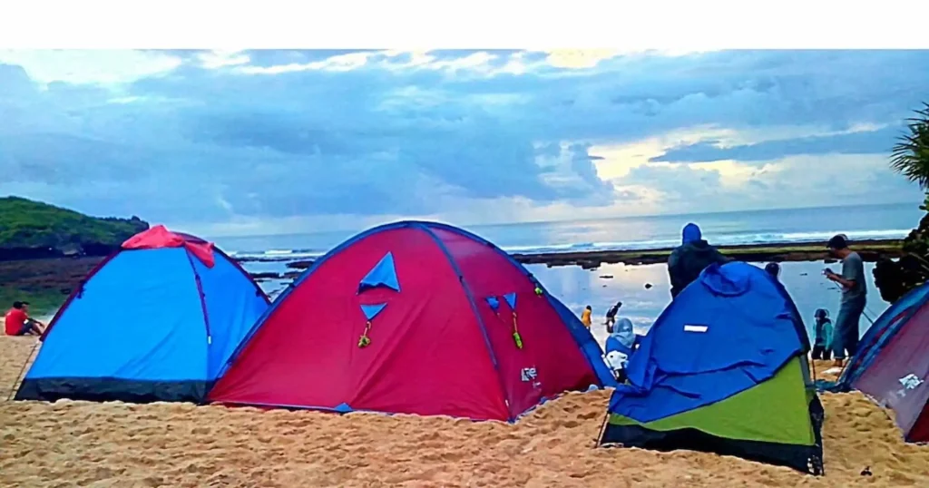 Nuansa Camping di Pantai Sadranan