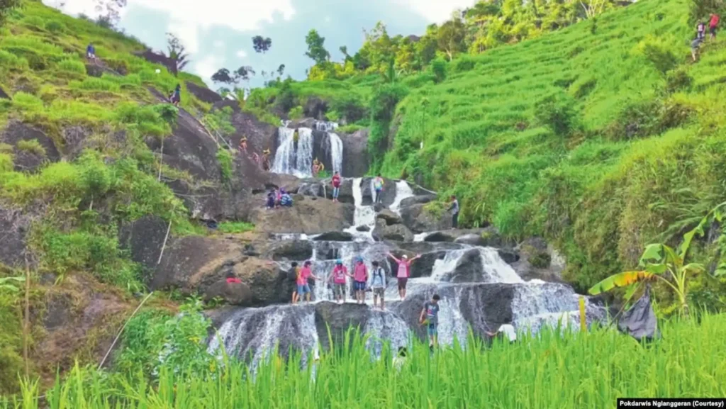 Pengunjung Menikmati Air Terjun di Desa Nglanggeran