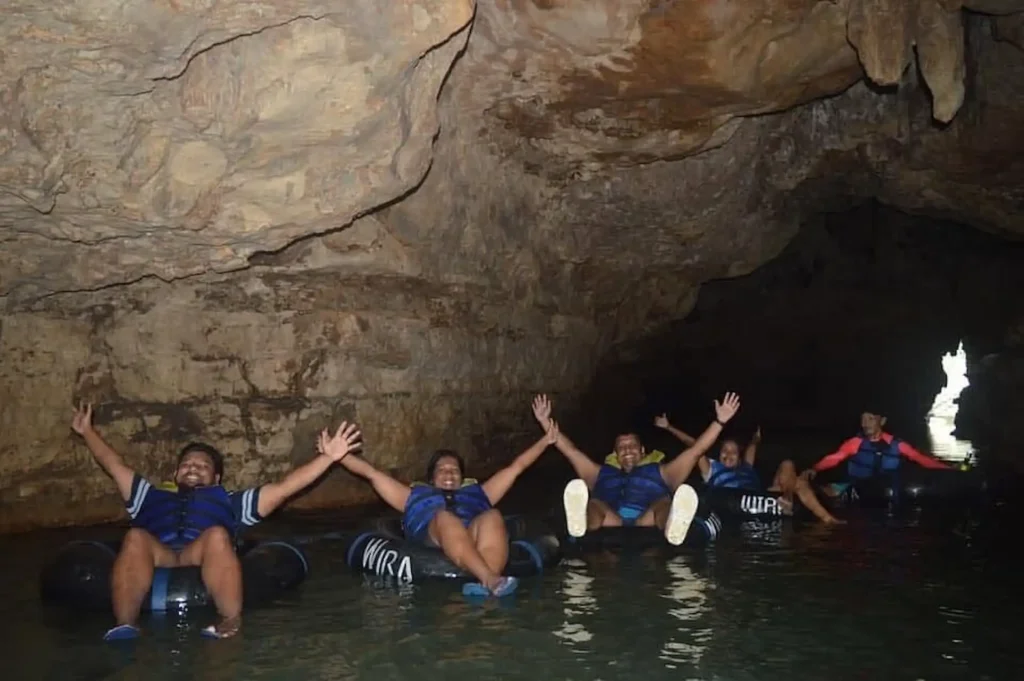 Pengunjung Berada di Bagian Dalam Goa Pindul