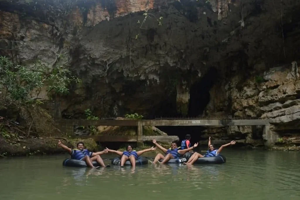 Pengunjung Berfoto di Depan Goa Pindul