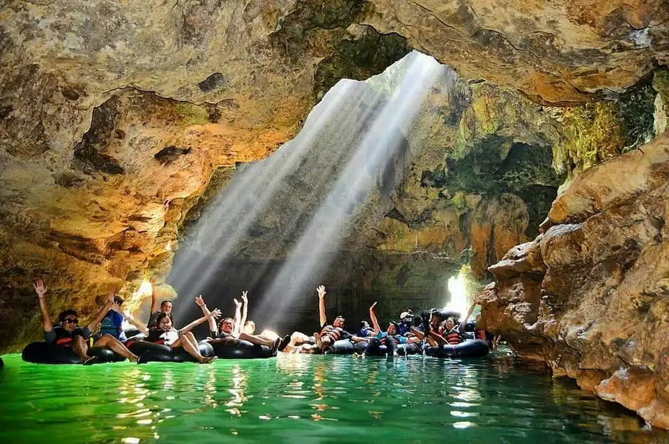 Pengunjung Menyusuri Goa Pindul