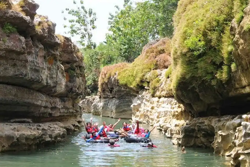 Rafting di River Tubing Sungai Onyo