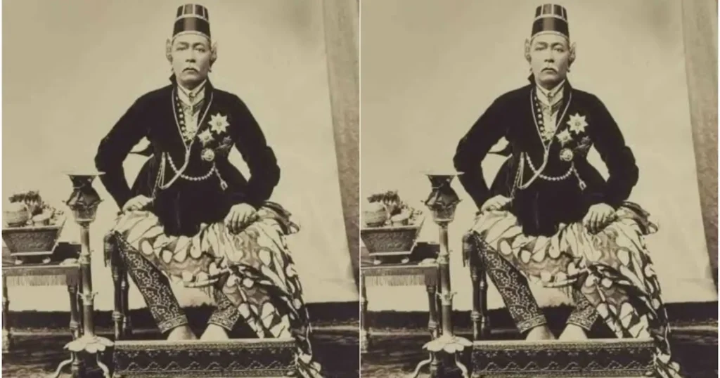 Sultan Hamengkubuwono VII Duduk di Singgasana