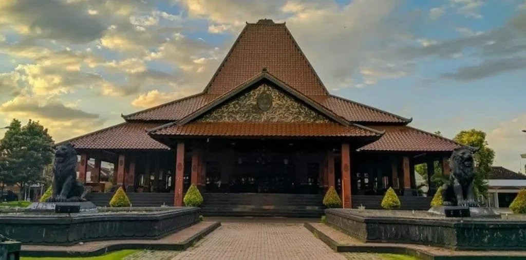 Struktur Atap Bertingkat di Joglo Hageng