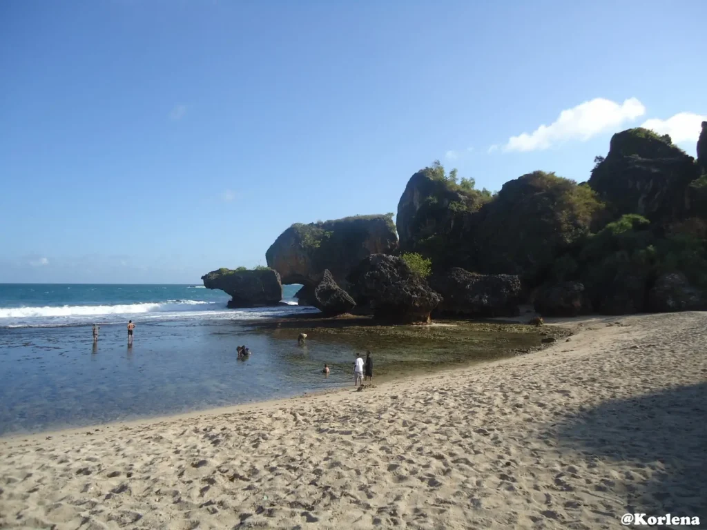 Pengunjung Menikmati Pantai Siung di Sore Hari