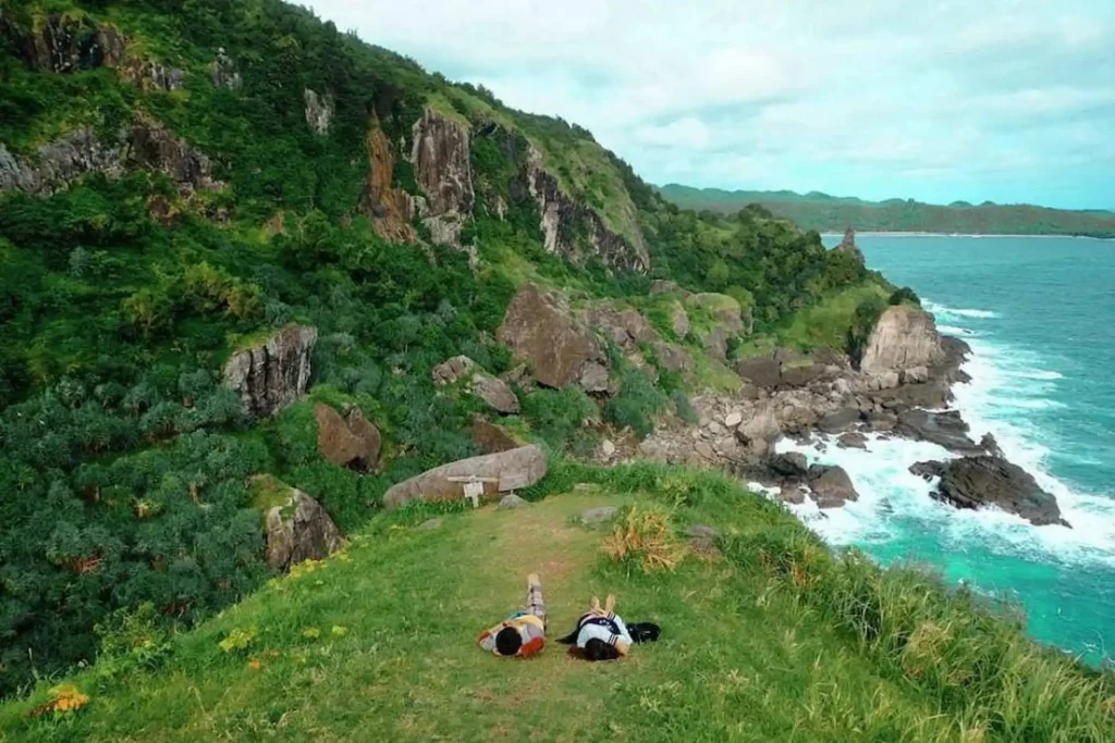 Pengunjung Menikmati Keindahan Bukit Pengilon