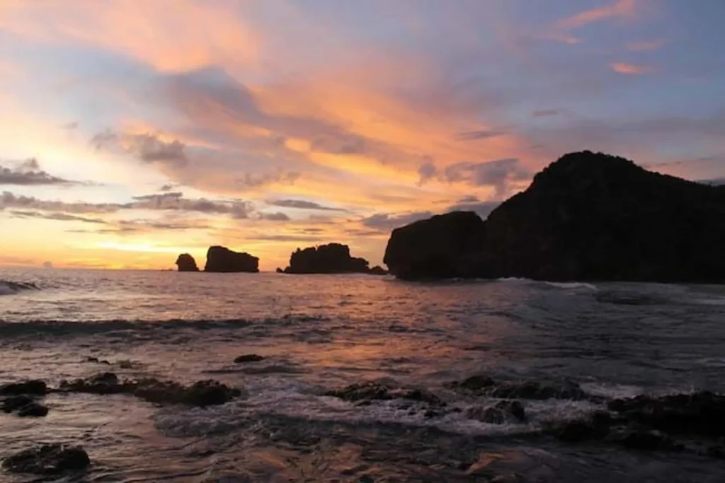 Suasana Pantai Siung di Sore Hari