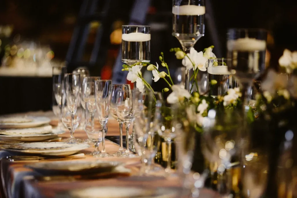 Gelas yang Tersusun Rapi di Gala Dinner