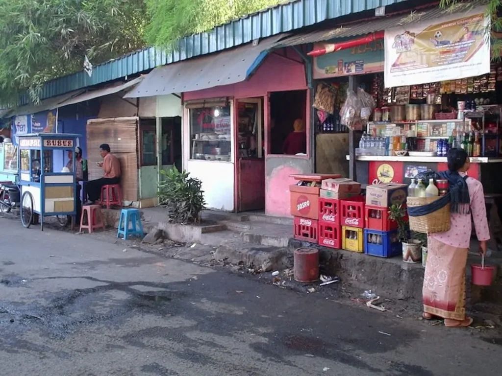 Penjual Jamu Gendong Sedang Berkeliling