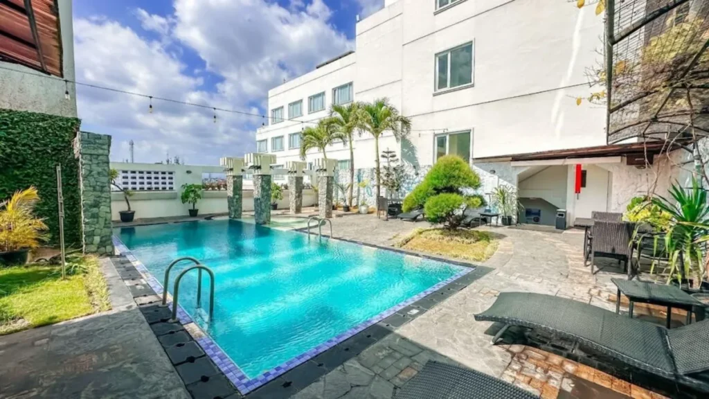 Fasilitas Kolam Renang Malyabhara Hotel