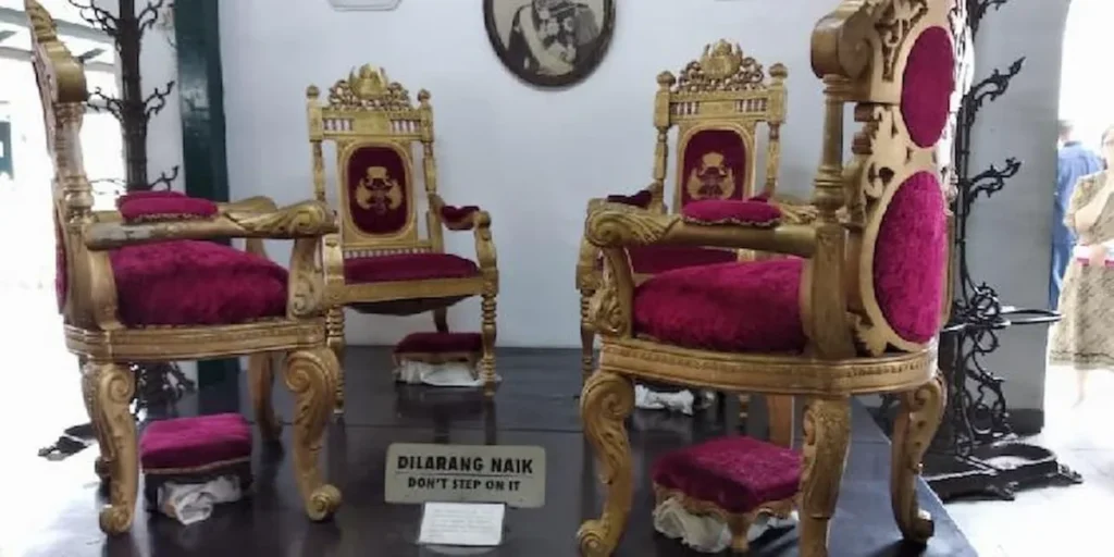 Meja Kuno Sultan Hameng HB VIII
